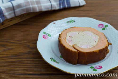 さくらラテ風味ロール【ヤマザキ】斜め