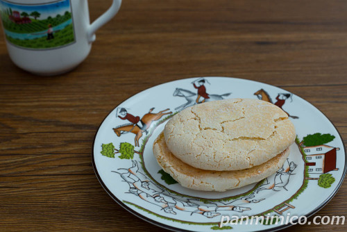 ダックワーズサンド（北海道牛乳入りミルククリーム）【ヤマザキ】斜め