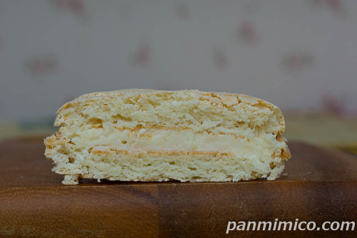 ダックワーズサンド（北海道牛乳入りミルククリーム）【ヤマザキ】断面