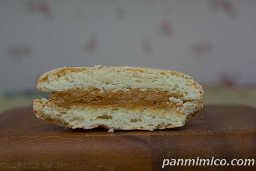 ダックワーズサンド（キリマンジャロコーヒー入りクリーム）【ヤマザキ】断面