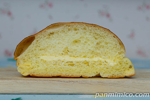 マーガリンサンドブールパン(淡路島産牛乳使用)【ローソン】断面