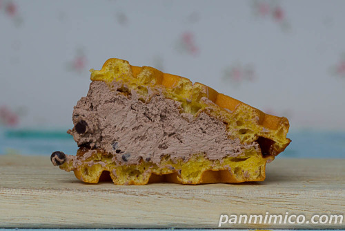 ワッフルケーキ（チョコチップ＆チョコクリーム）【ファミリーマート】断面