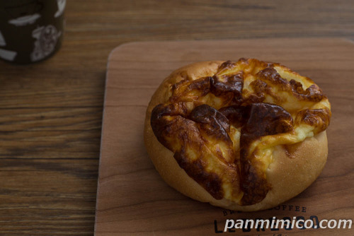 溢れるチーズパン【ヤマザキ】斜め