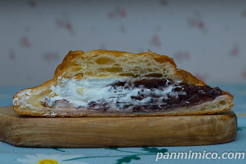 北海道産小豆のつぶあんと北海道産牛乳を使用したホイップをサンドしたデニッシュ断面