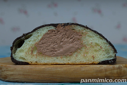 大きなチョコホイップメロンパン【ヤマザキ】断面