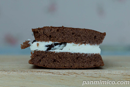 クッキー＆クリームサンド【ヤマザキ】断面