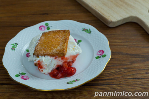 スコーンサンド(チーズクリーム＆いちごソース)【ローソン】斜め