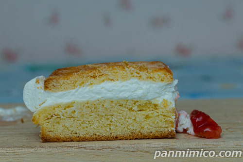 スコーンサンド(チーズクリーム＆いちごソース)【ローソン】断面