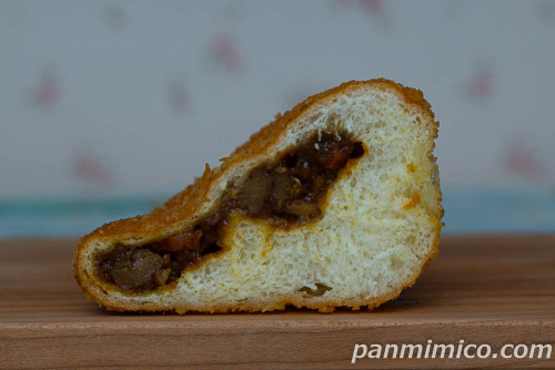 ケモノ肉カレーパン【ローソン】断面