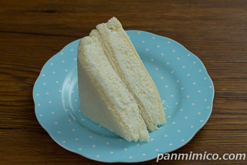 白バラ牛乳を使ったホイップだけサンド【セブンイレブン】斜め