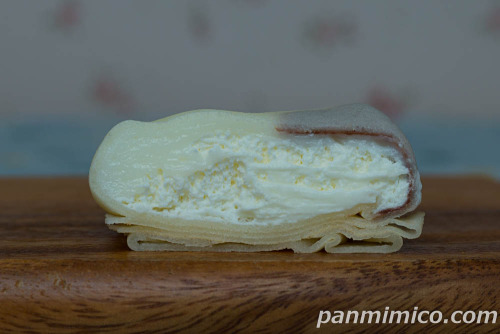 白バラ牛乳使用モーモークレープ【セブンイレブン】断面