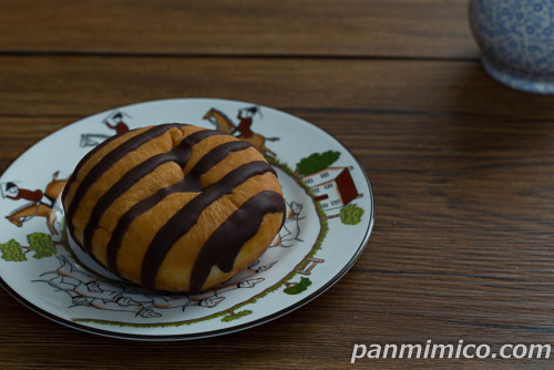 チョコカスタードドーナツ【ローソン】斜め