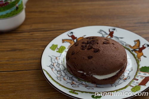 チョコチップ＆クッキークリームスフレ【ヤマザキ】斜め