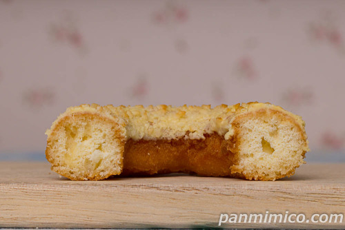 メロンパン風ドーナツ【ファミリーマート】断面