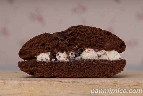 チョコチップ＆クッキークリームスフレ【ヤマザキ】断面