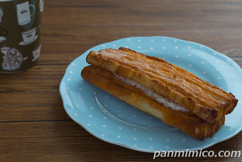 ザクザククッキーサンド（ラムレーズン）【ヤマザキ】斜め