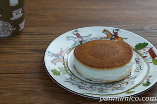 クリームたっぷり生どら焼（つぶあん＆練乳入りクリーム）【ヤマザキ】斜め