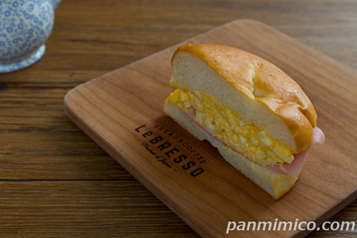 もちもちベーグルサンド　ごろごろチーズとマカロニたまご【ローソン】斜め