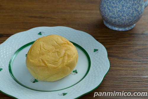 冷やして食べるとろけるくりーむパン　静岡クラウンメロン【ファミリーマート】斜め