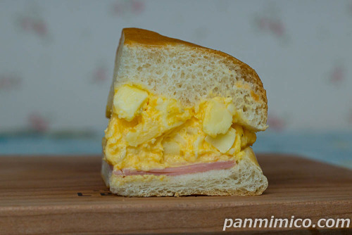 もちもちベーグルサンド　ごろごろチーズとマカロニたまご【ローソン】断面