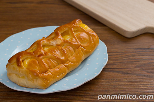 カスタードクリームロール【ヤマザキ】斜め