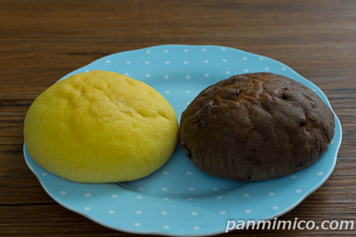 2種のメロンパン（チョコとバナナ風味）【ヤマザキ】斜め