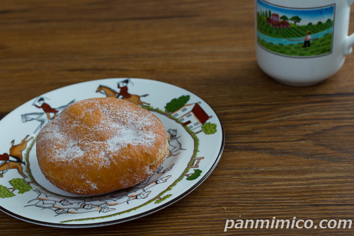 生ドーナツ（カスタードホイップ）【ファミリーマート】斜め