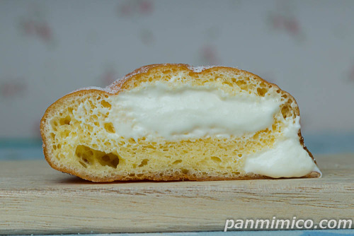 生ドーナツ（カスタードホイップ）【ファミリーマート】断面