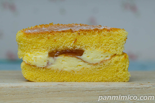 冷やして食べるふんわりホットケーキ風サンド【ファミリーマート】断面