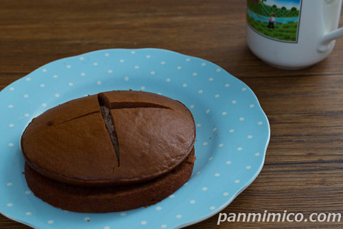 ミルクココア風味　ダブルクリ－ムサンド【ファミリーマート】斜め