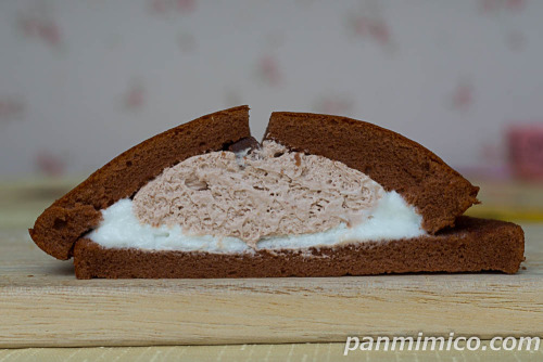 ミルクココア風味　ダブルクリ－ムサンド【ファミリーマート】断面