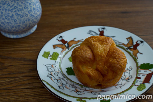 ７プレミアム　ブリュレクロワッサン（カスタードクリーム）【セブンイレブン】斜め