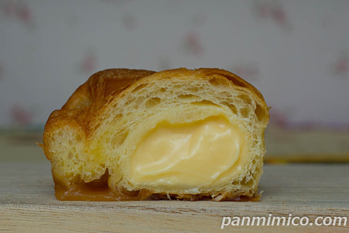 ７プレミアム　ブリュレクロワッサン（カスタードクリーム）【セブンイレブン】断面