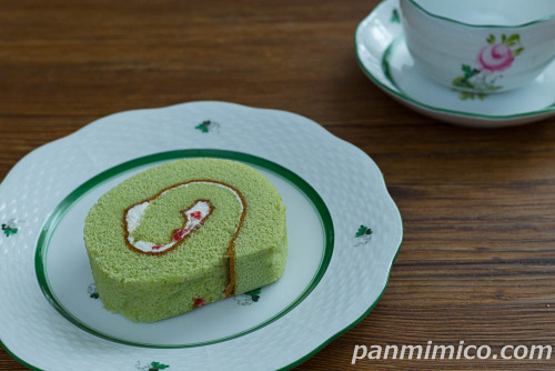 メロンソーダ風ロールケーキ【ファミリーマート】斜め