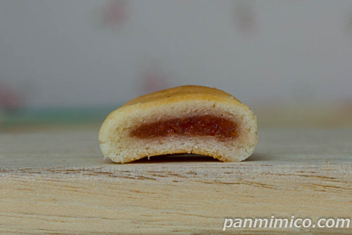 いちごジャムコッペ【ファミリーマート】断面