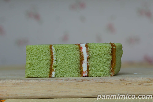 メロンソーダ風ロールケーキ【ファミリーマート】断面