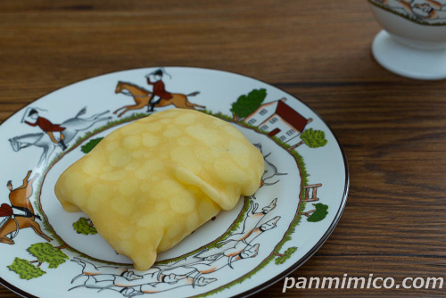 もっちりクレープ　とろ生スイートポテト【セブンイレブン】斜めから撮った写真