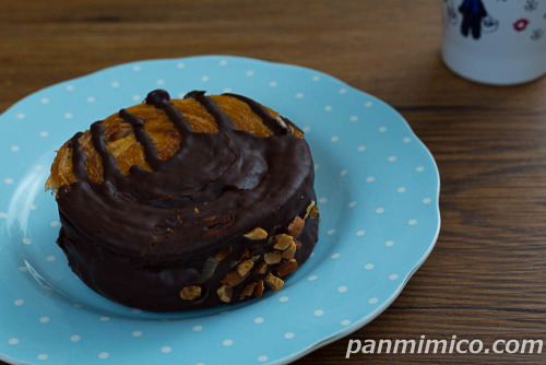 感謝還元チャレンジ記念商品　クロワッサンロール　ショコラ【ローソン】斜めから撮った写真