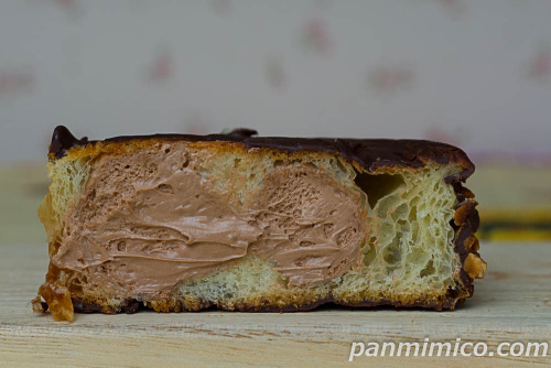 感謝還元チャレンジ記念商品　クロワッサンロール　ショコラ【ローソン】断面の写真