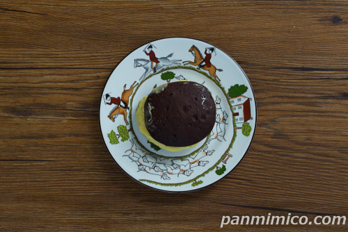 カワスベールのチョコブラウニーサンド(バナナクリーム)【ファミリーマート】上