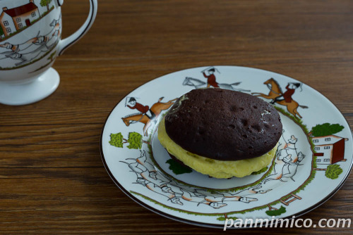 カワスベールのチョコブラウニーサンド(バナナクリーム)【ファミリーマート】斜め