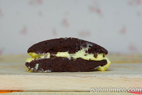 カワスベールのチョコブラウニーサンド(バナナクリーム)【ファミリーマート】断面