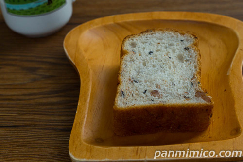 国産豆と米粉入りブレッド【Pasco】斜め