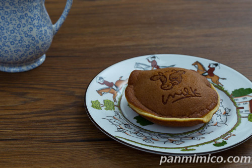 Uchi Café×Milk　どらもっち　味わいミルククリーム【ローソン】斜め