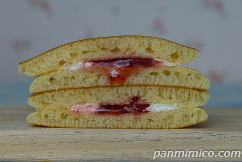 生ぱんけーき 3種のベリー＆チーズクリーム（2）【フジパン】断面