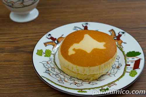 北海道チーズ蒸しケーキのミルククリームサンド【ヤマザキ】【ファミリーマート】斜め