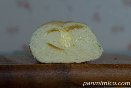 白いスティックパン練乳ミルククリーム【ファミリーマート】断面