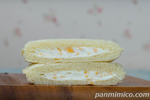 ランチパック (塩キャラメルホイップ とバニラクリーム)【ヤマザキ】バニラクリームの断面の写真