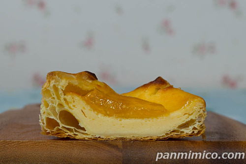 レモンのチーズケーキパイ（淡路島産完熟レモン）【ローソン】【ヤマザキ】断面の写真