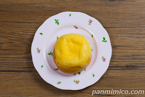 シュークリームみたいなパン　カスタード＆ホイップ【ファミリーマート】上から撮った写真